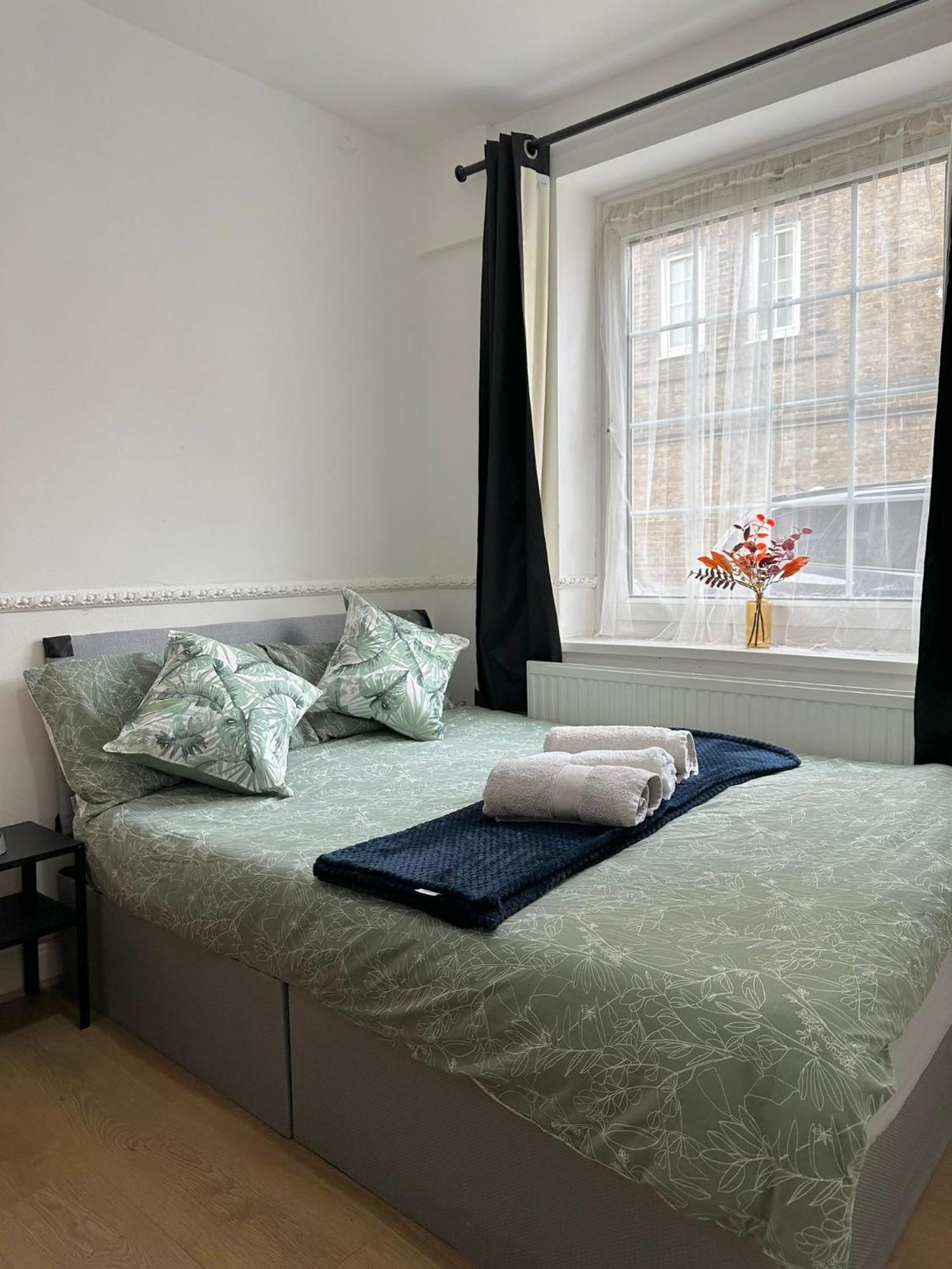 Lovely Spacious 2 Bedroom Flat In Bethnal Green, 3mins Away From Station * Londra