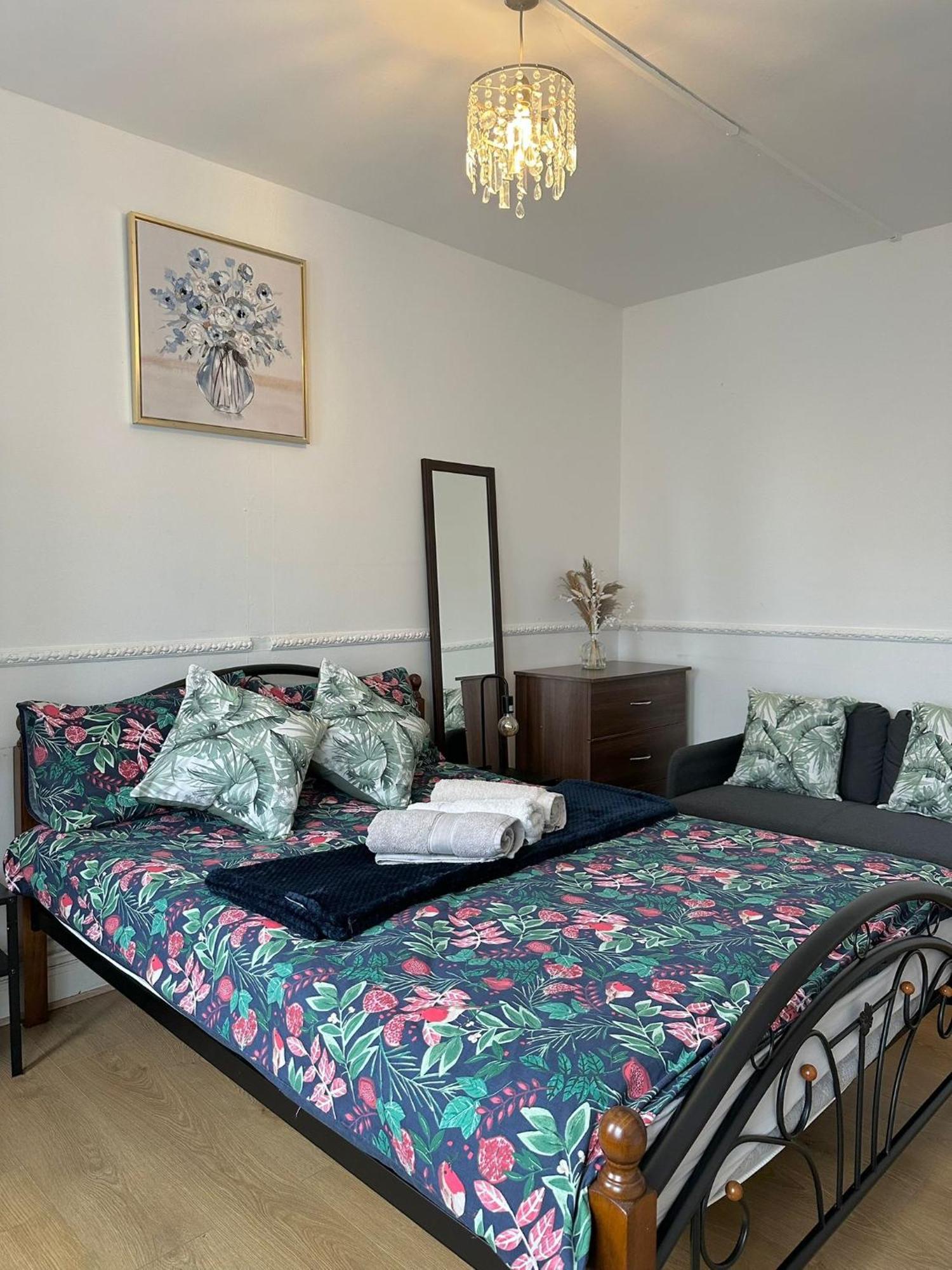 Lovely Spacious 2 Bedroom Flat In Bethnal Green, 3mins Away From Station Apartament Londra