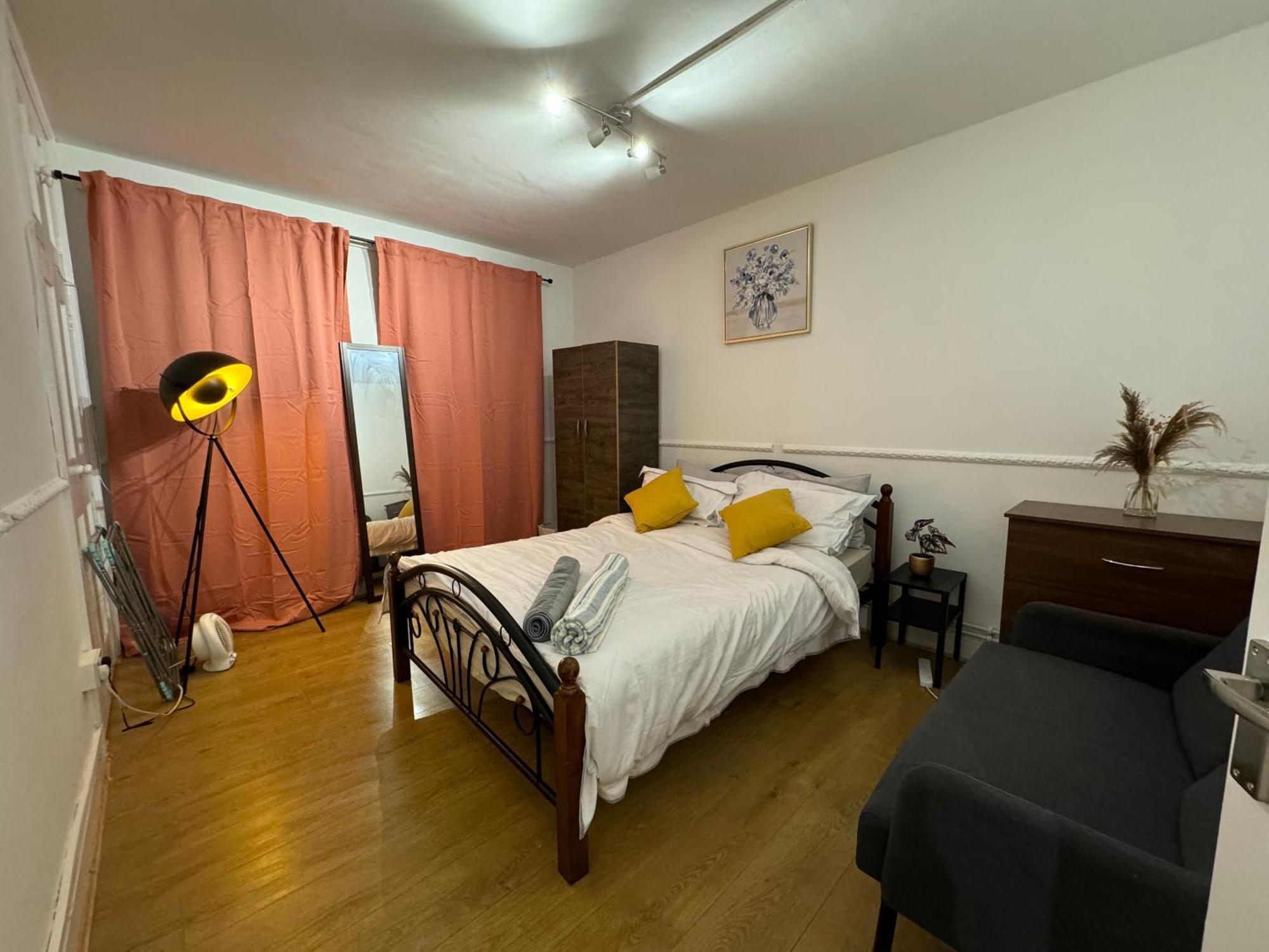 Lovely Spacious 2 Bedroom Flat In Bethnal Green, 3mins Away From Station Londra