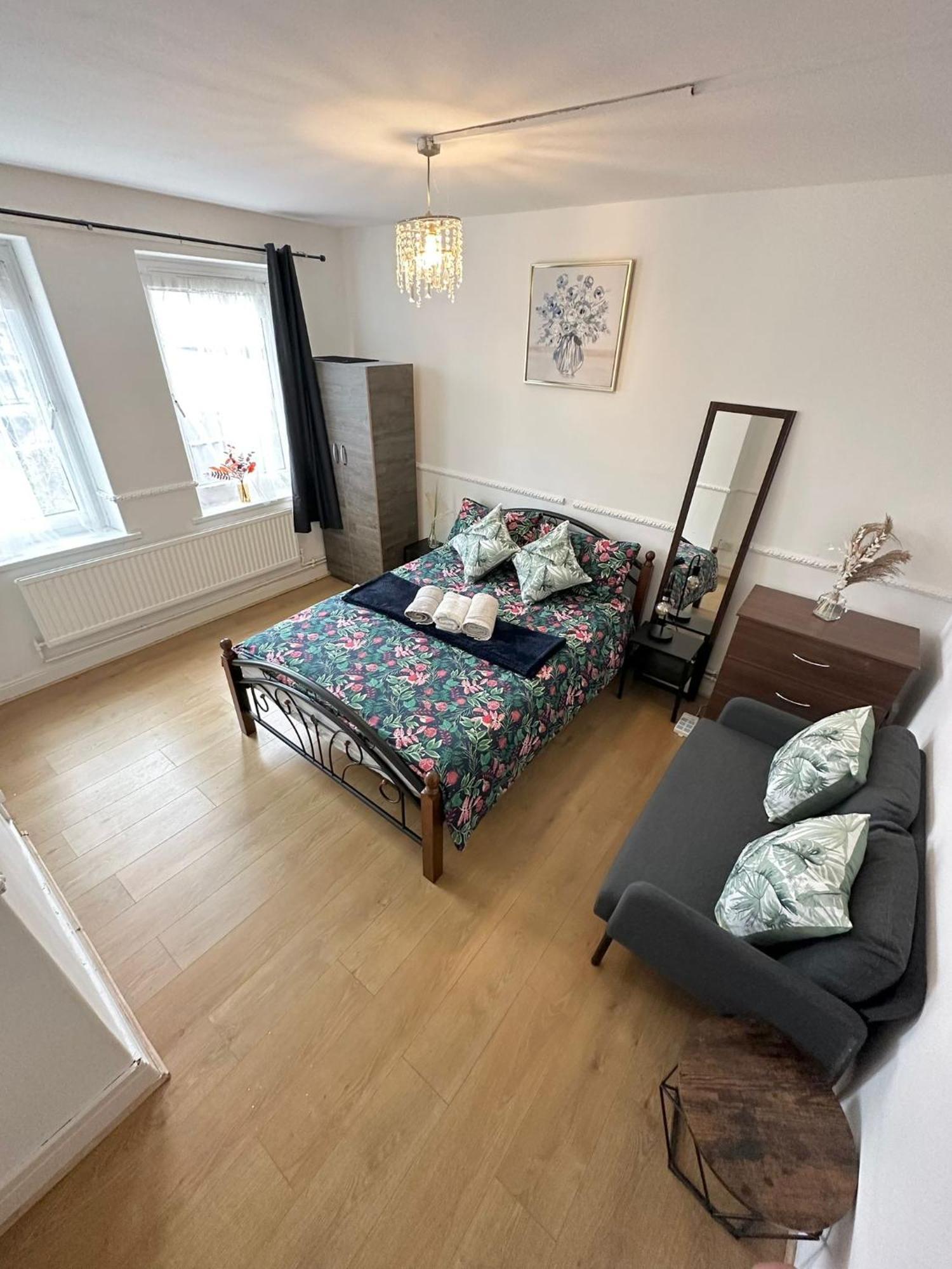 Lovely Spacious 2 Bedroom Flat In Bethnal Green, 3mins Away From Station Londra